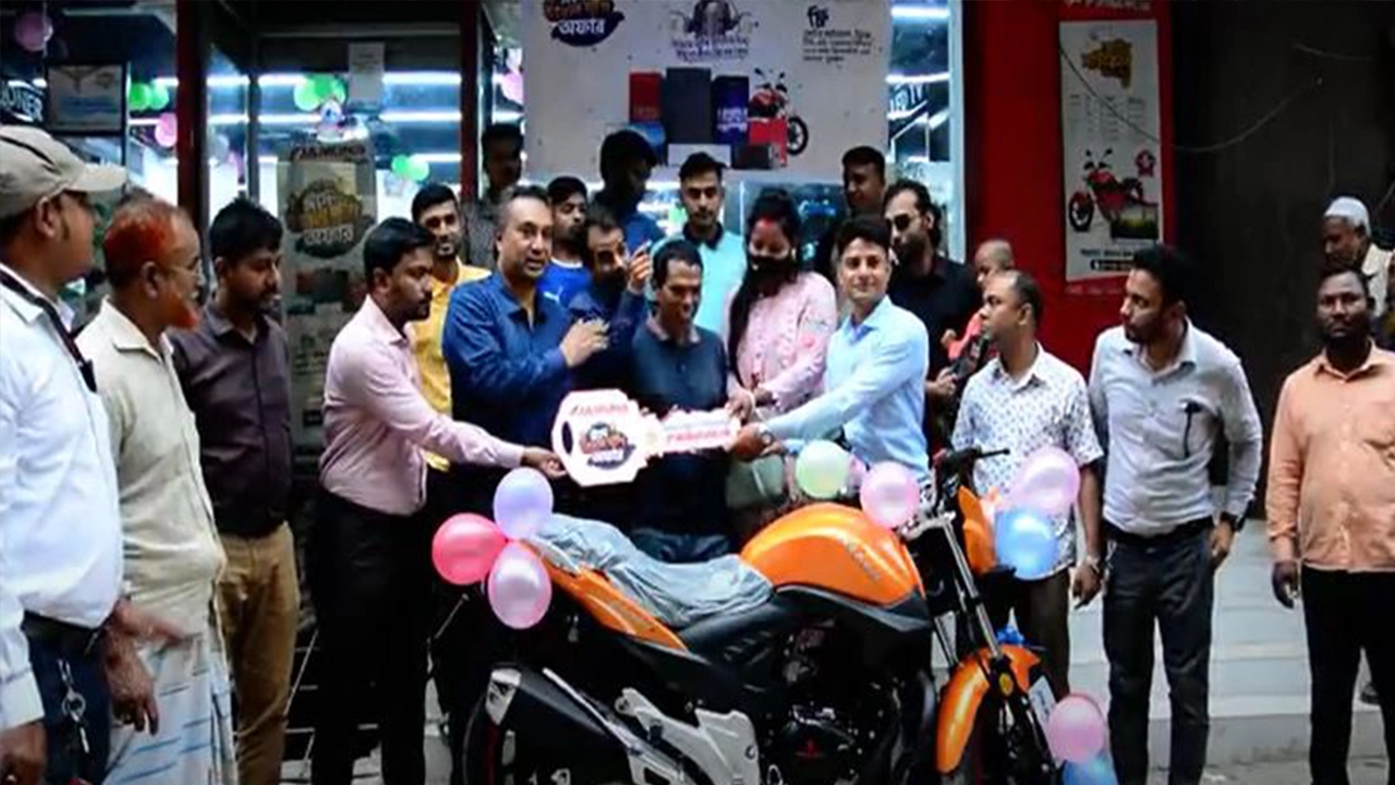 যমুনা ফ্রিজ কিনে মোটরসাইকেল বিজয়ীকে চাবি প্রদান। ছবি : সংগৃহীত