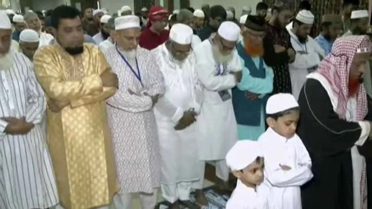 রাজধানীর পান্থপথে ঈদ জামাত অনুষ্ঠিত। ছবি : সংগৃহীত