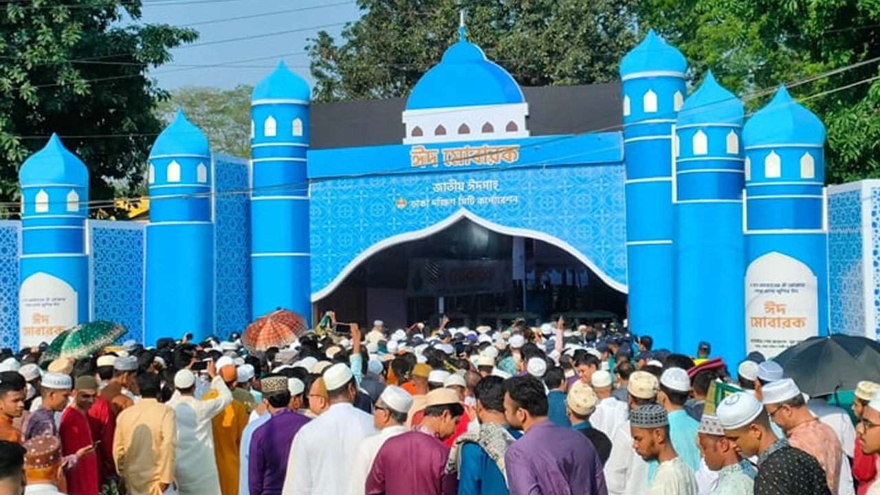 জাতীয় ঈদগাহে ঈদের জামাত। (পুরোনো ছবি)