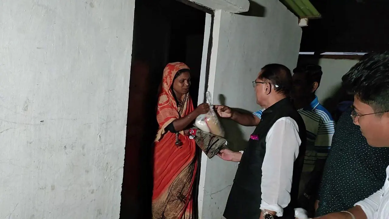 গভীর রাতে বাড়িতে গিয়ে ঈদসামগ্রী দিচ্ছেন মৎস্য ও প্রাণিসম্পদ মন্ত্রী মো: আব্দুর রহমান। ছবি : কালবেলা