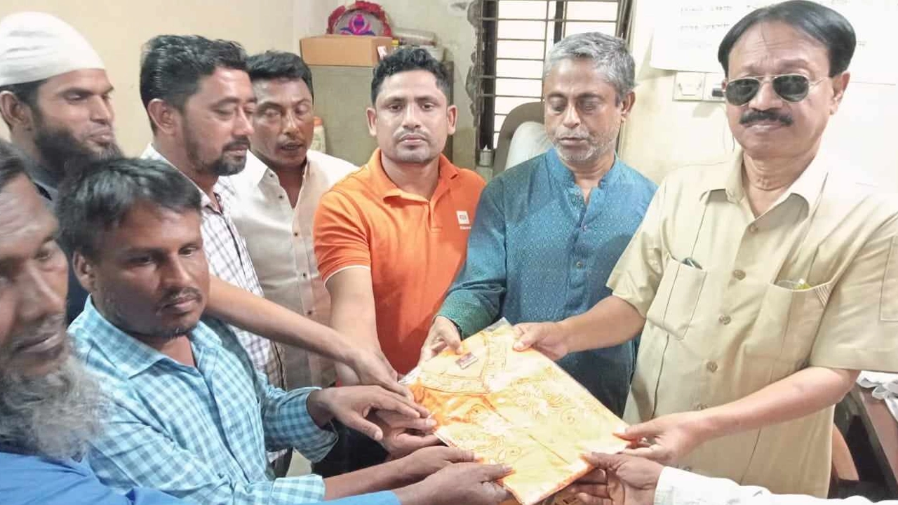 নেতাকর্মীদের মাঝে ঈদ উপহার বিতরণ অনুষ্ঠানে কথা বলেন জাতীয়তাবাদী তাঁতী দলের আহ্বায়ক আবুল কালাম আজাদ। ছবি : কালবেলা