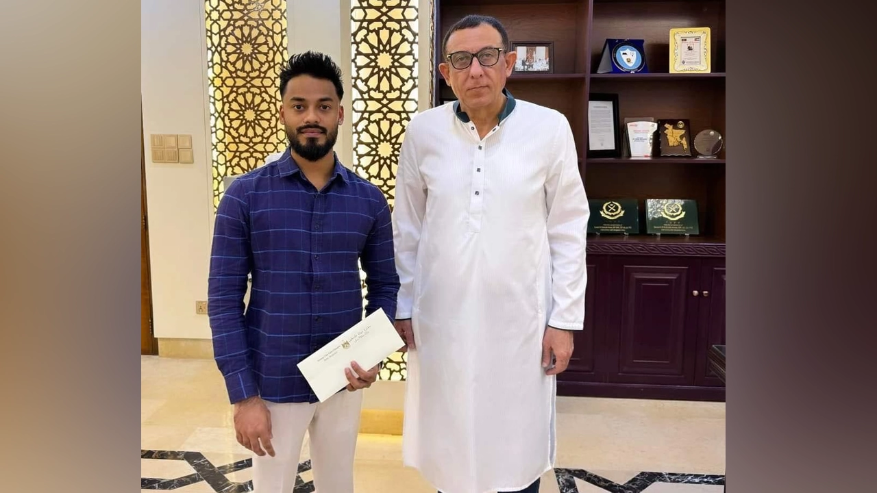 ইশরাক হোসেনের পক্ষে তার চাচাতো ভাই মাশরুর হোসেন ফিলিস্তিনি দূতাবাসের ডোনেশন ফান্ডে অনুদান প্রদান করেছেন। ছবি : সৌজন্য