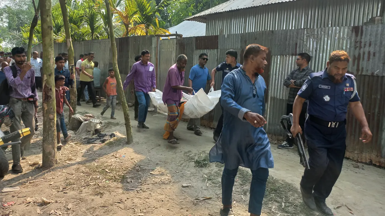 মরদেহ উদ্ধার করে ময়নাতদন্তের জন্য হাসপাতালে পাঠায় পুলিশ। ছবি : কালবেলা