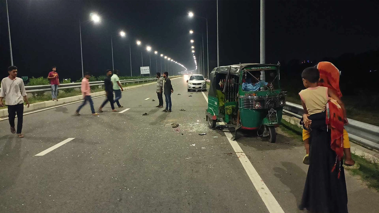দুর্ঘটনাকবলিত সিএনজি। ছবি : কালবেলা