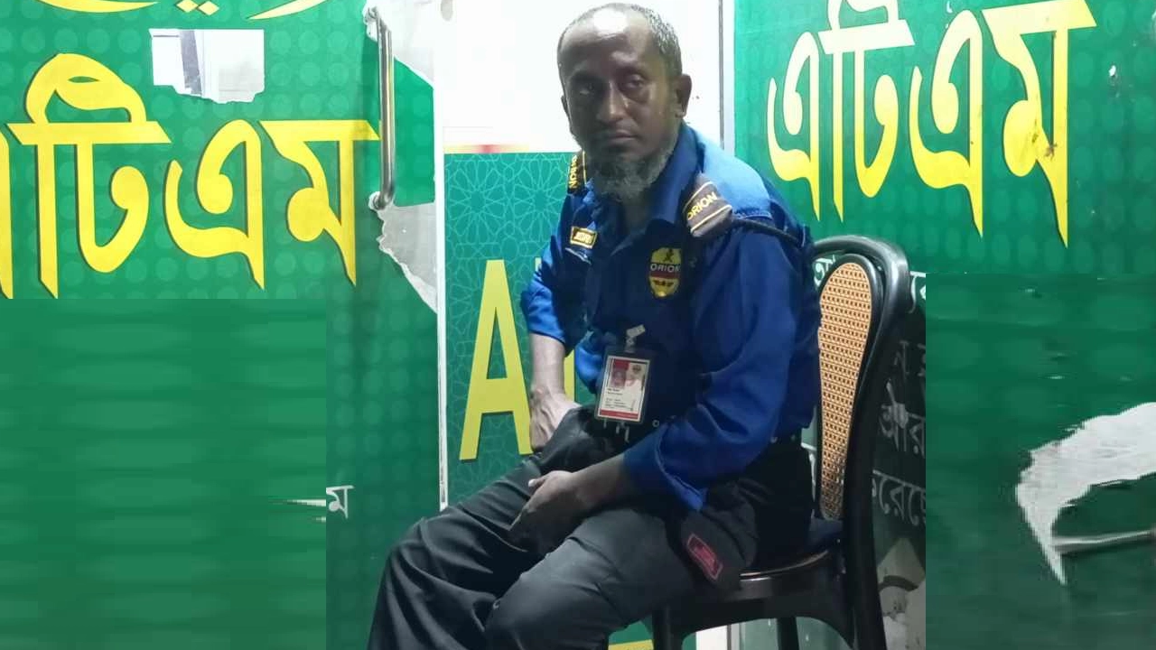 ঈদের আগের রাতেও পেশাগত দায়িত্বপালন করছেন। ছবি : কালবেলা