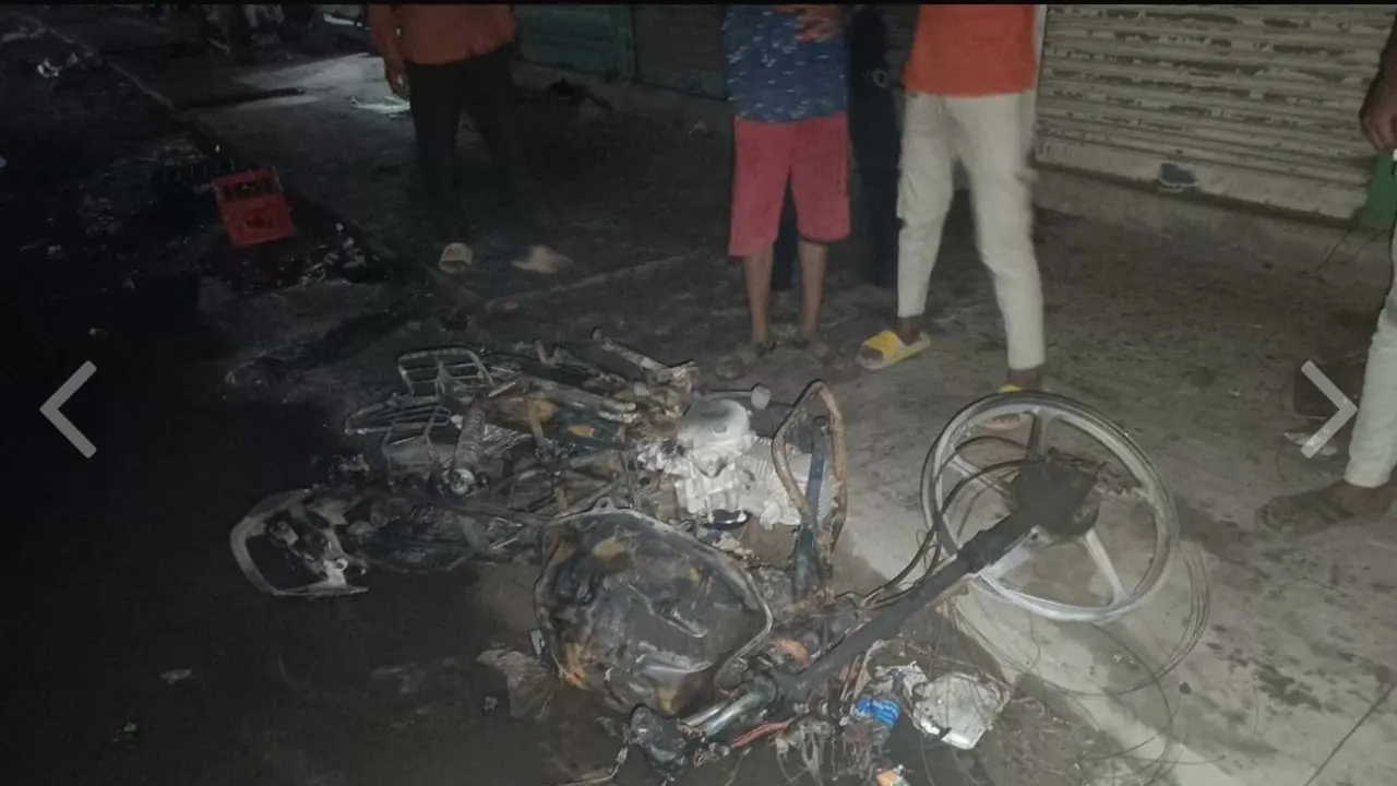 কিশোর গ্যাং সদস্যরা কয়েকটি মোটরসাইকেলে আগুন দিয়ে জ্বালিয়ে দেয়। ছবি : কালবেলা