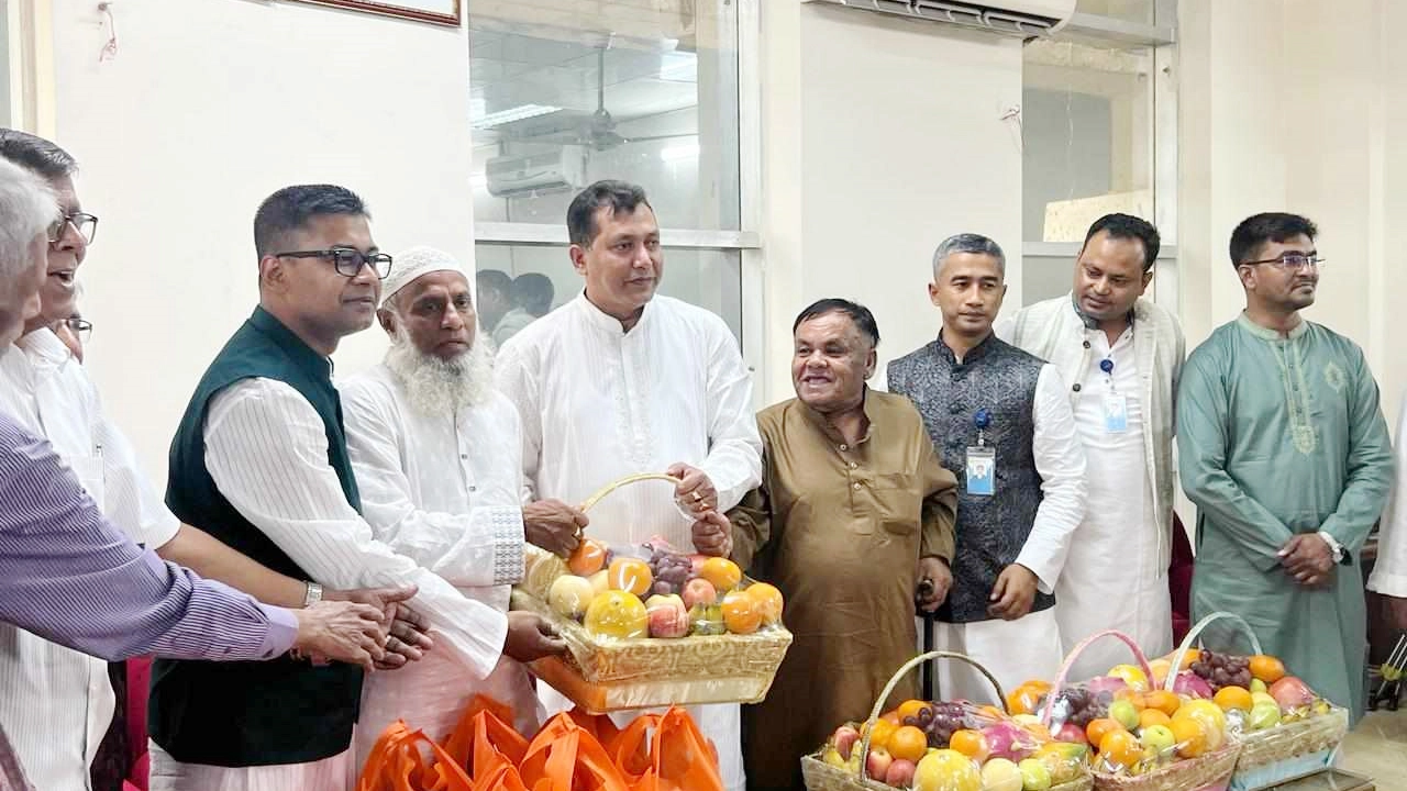 যুদ্ধাহত বীর মুক্তিযোদ্ধা ও তাদের পরিবারের সদস্যদের ঈদ উপহার পাঠিয়েছেন প্রধানমন্ত্রী শেখ হাসিনা। ছবি : সংগৃহীত