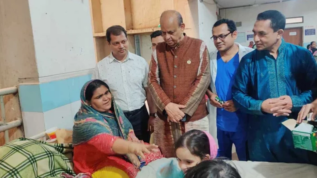 হাসপাতাল পরিদর্শন করেছেন ডা. সামন্ত লাল সেন। ছবি : সংগৃহীত