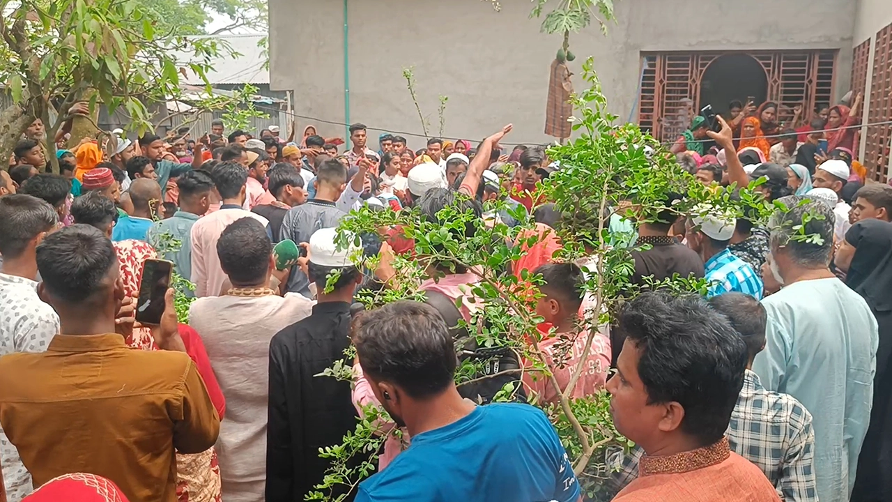 সড়ক দুর্ঘটনায় নিহতের বাড়িতে স্বজনদের ভিড়।