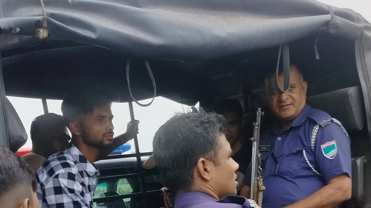 অভিযুক্তদের আটক করে নিয়ে যায় পুলিশ। ছবি : কালবেলা