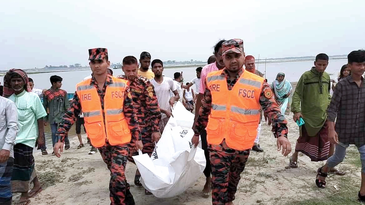 মরদেহ উদ্ধার করেন ফায়ার সার্ভিসের কর্মীরা। ছবি : কালবেলা