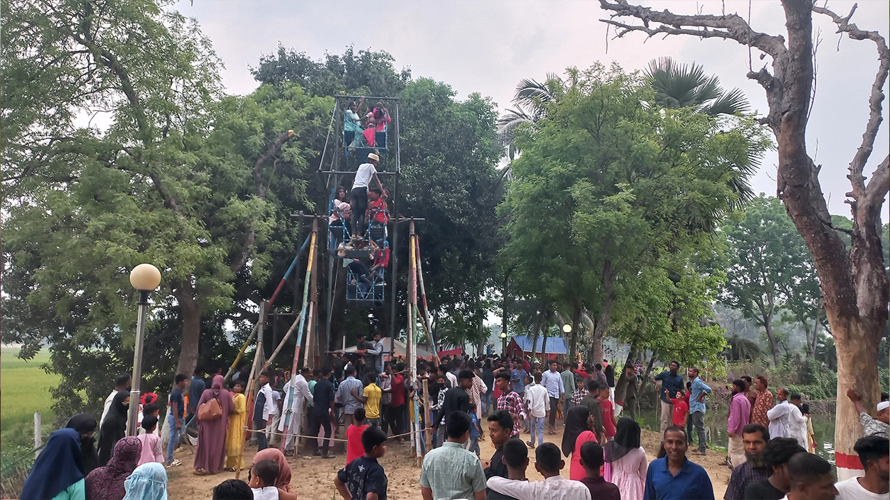 ঈদ উপলক্ষে পার্কে ভিড় জমেছে নানা শ্রেণিপেশার মানুষের। ছবি : কালবেলা