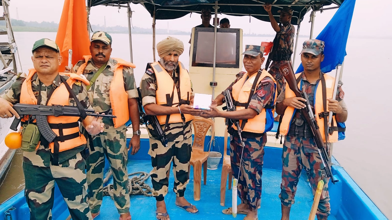 সাতক্ষীরায় বিজিবি ও বিএসএফের মধ্যে মিষ্টি বিতরণ। ছবি : কালবেলা