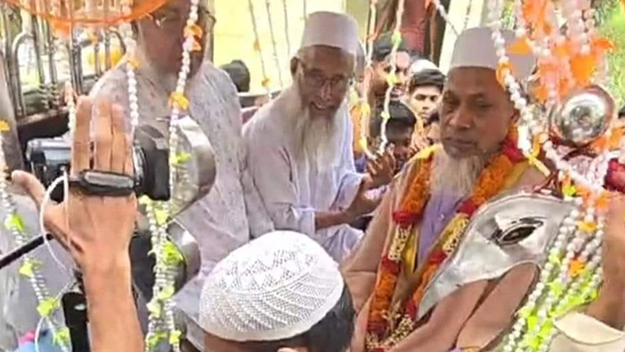 ফেনীর পরশুরামে ইমামকে রাজকীয় বিদায়। ছবি : কালবেলা