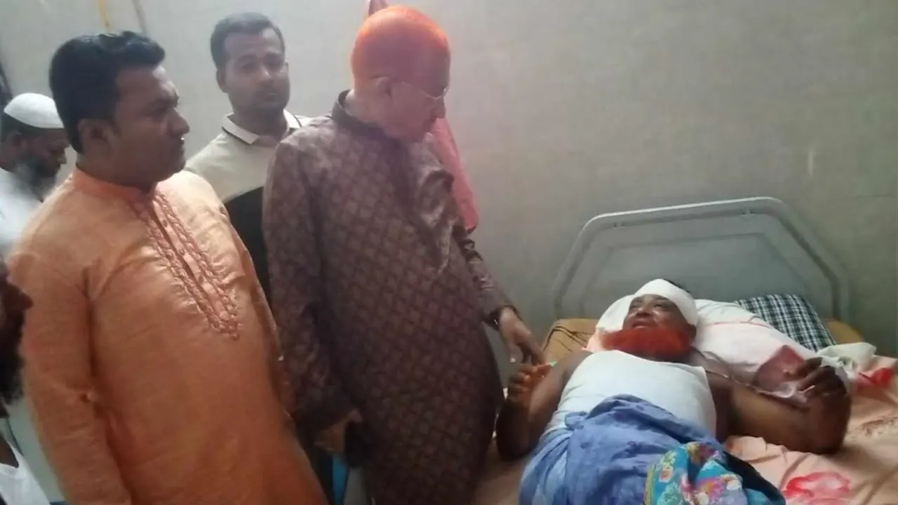 হাসপাতালে মো. আবদুল ছাত্তার রাঢ়ীকে দেখতে স্থানীয় নেতারা। ছবি : কালবেলা