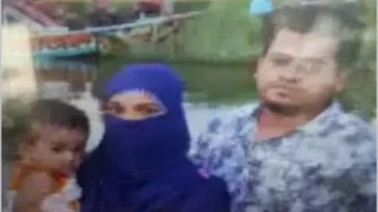 সদরঘাটে লঞ্চে ওঠার সময় প্রাণ হারানো স্ত্রী-সন্তানসহ বিল্লাল হোসেন। ছবি: সংগৃহীত