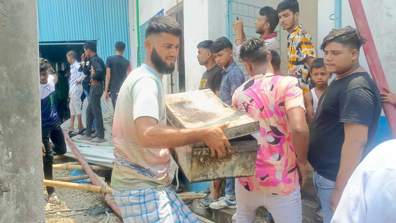 মালপত্র সরানোর কাজ করছেন বস্তিবাসী। ছবি : সংগৃহীত