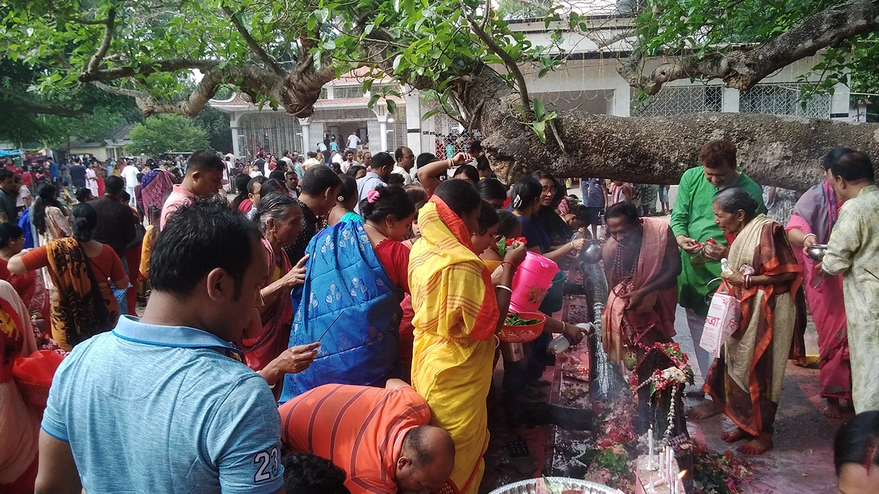 পাবনার চাটমোহরের বোঁথর গ্রামে চড়ক গাছে দুধ, ফুল দিয়ে পূজা করছেন হিন্দু ধর্মাবলম্বীরা। ছবি : কালবেলা