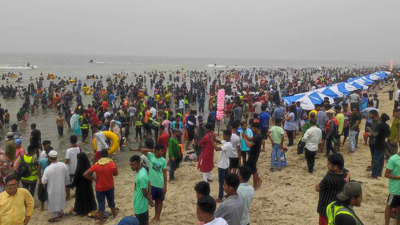 কক্সবাজার সমুদ্র সৈকতে পর্যটকদের ভিড়। ছবি : কালবেলা