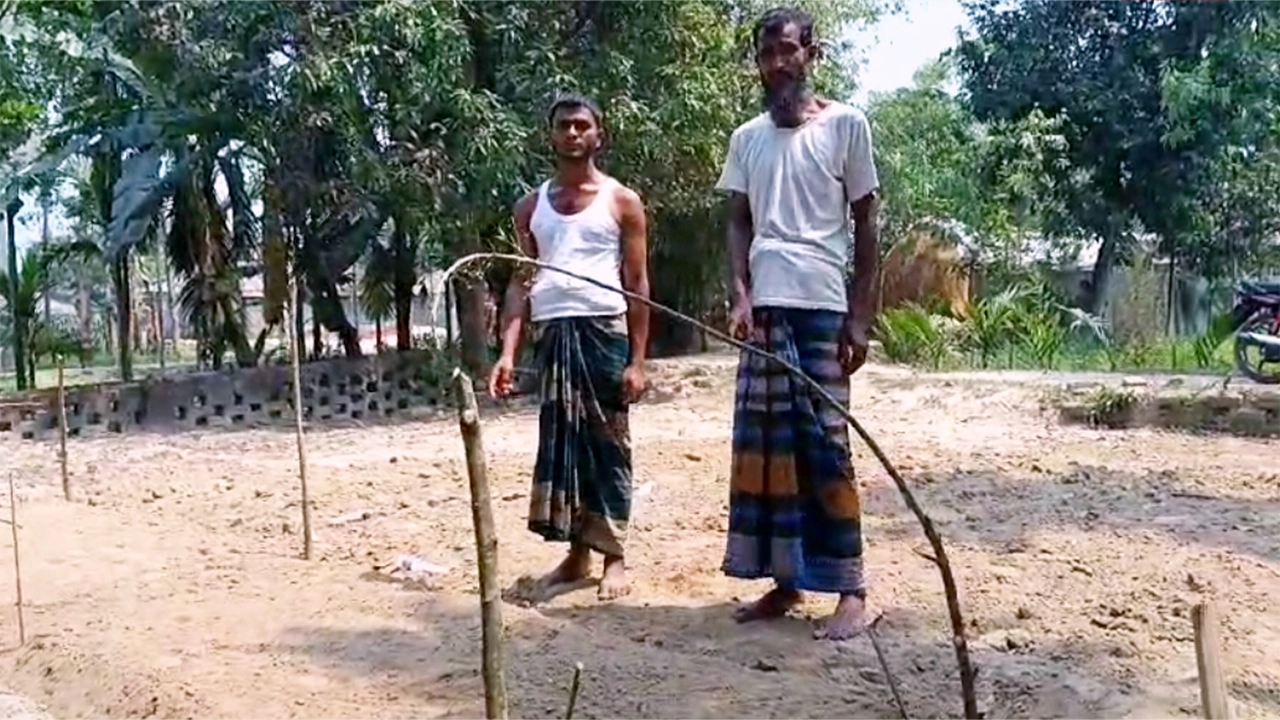 সাব্বিরের কবরের কাছে চাচা মো. শাহালম ও দাদা সামসুল হক। ছবি : কালবেলা