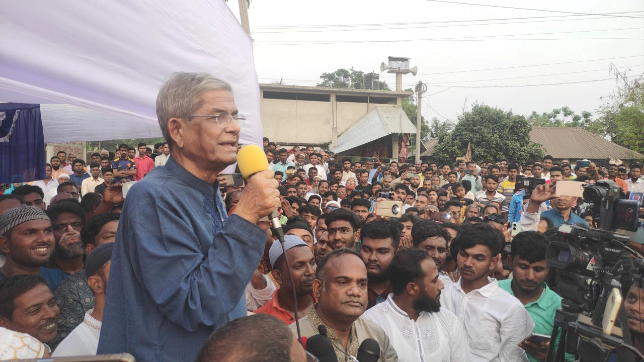 হরিপুরের হাটপুকুরে মরহুমের বাড়িতে যান বিএনপির মহাসচিব। ছবি : কালবেলা