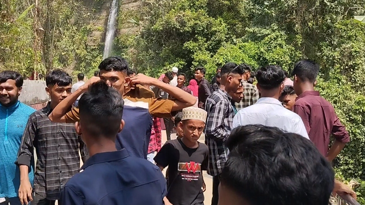 মাধবকুণ্ড জলপ্রপাত পর্যটকদের পদচারণায় মুখরিত। ছবি : কালবেলা