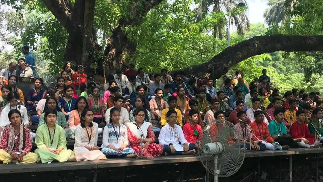 রমনার বটমূলে ছায়ানটের শিল্পীরা। সৌজন্য ছবি