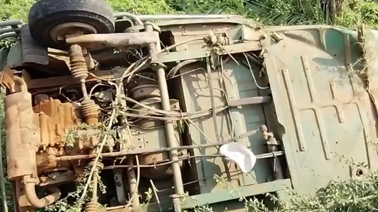সড়কের পাশে উল্টে আছে সিএনজিচালিত অটোরিকশাটি। ছবি : কালবেলা