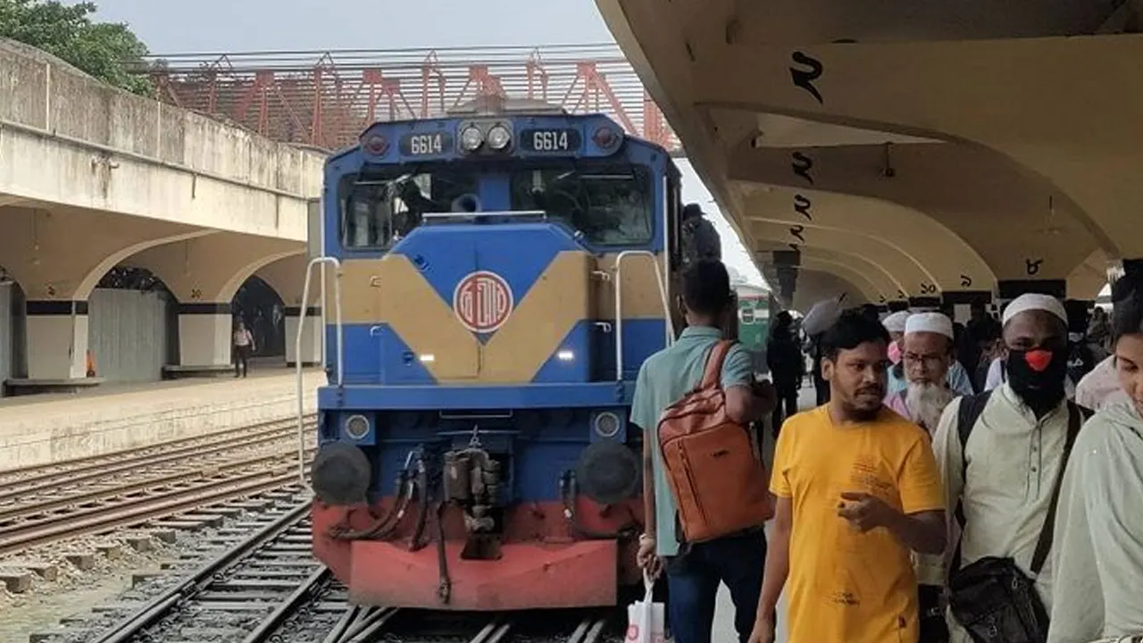 দেশের বিভিন্ন গন্তব্য থেকে যাত্রী নিয়ে স্টেশনের বিভিন্ন প্ল্যাটফর্মে থামছে ট্রেন। ছবি : সংগৃহীত