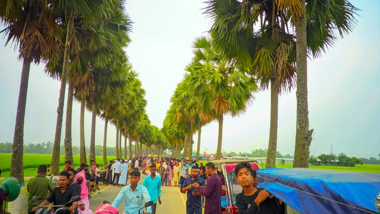 দর্শনার্থীদের উপচেপড়া ভিড়ে মুখরিত ঘুঘুডাঙ্গা তালসড়ক। ছবি : কালবেলা