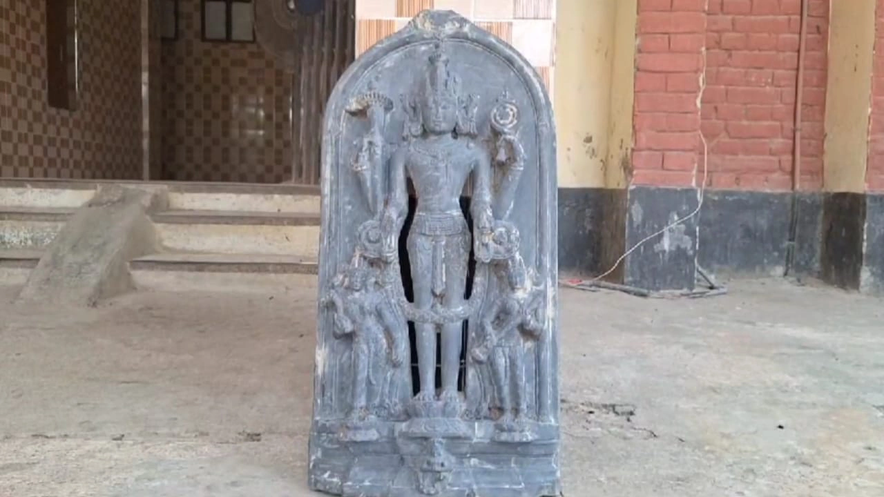 উদ্ধারকৃত বিষ্ণুমূর্তি। ছবি : কালবেলা