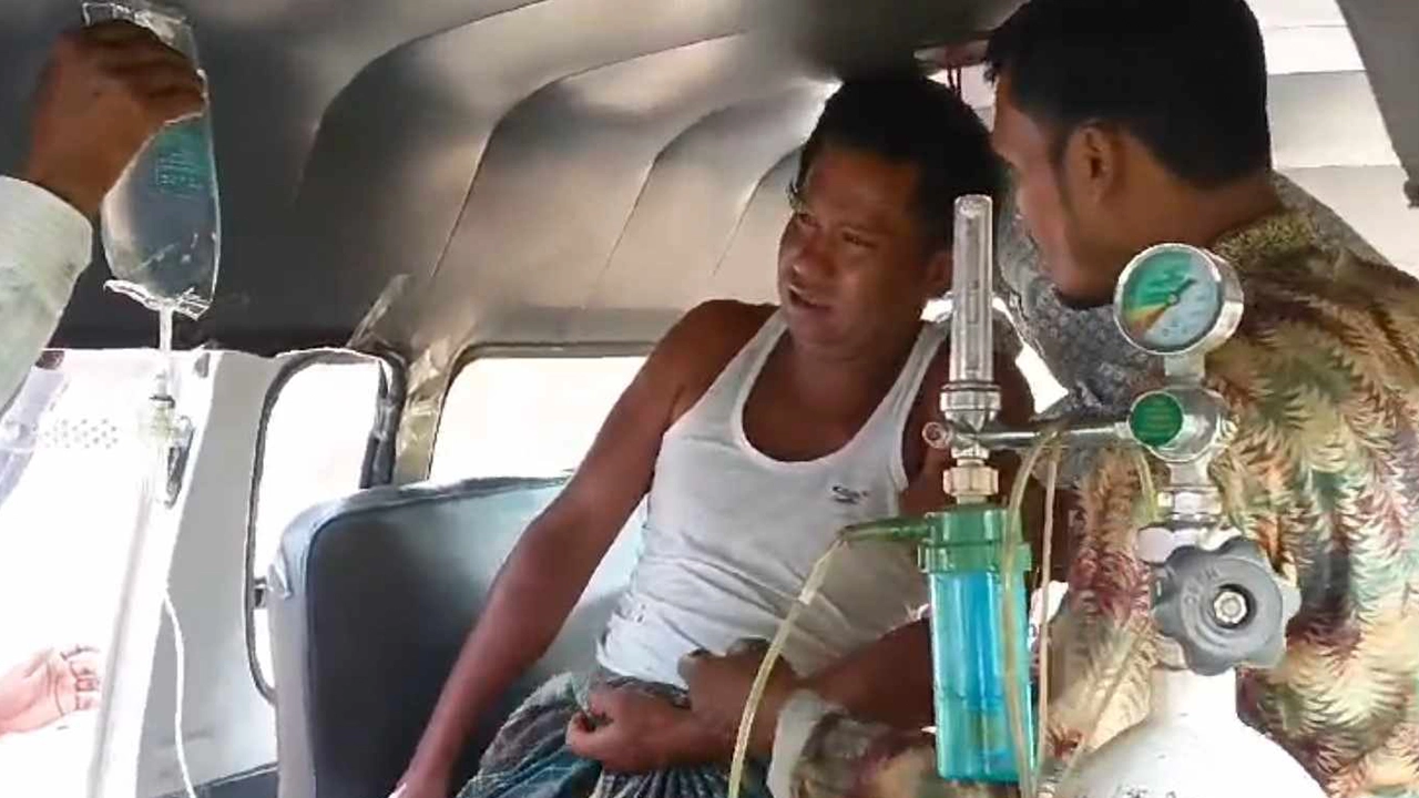 আহত স্বামীকে হাসপাতালে নেওয়া হয়। ছবি : কালবেলা