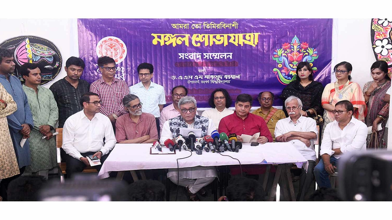 মঙ্গল শোভাযাত্রা উপলক্ষে রচিত পোস্টার নকশার প্রদর্শনী উদ্বোধনের পর সাংবাদিকদের সঙ্গে কথা বলেন ঢাবি উপাচার্য। ছবি : কালবেলা