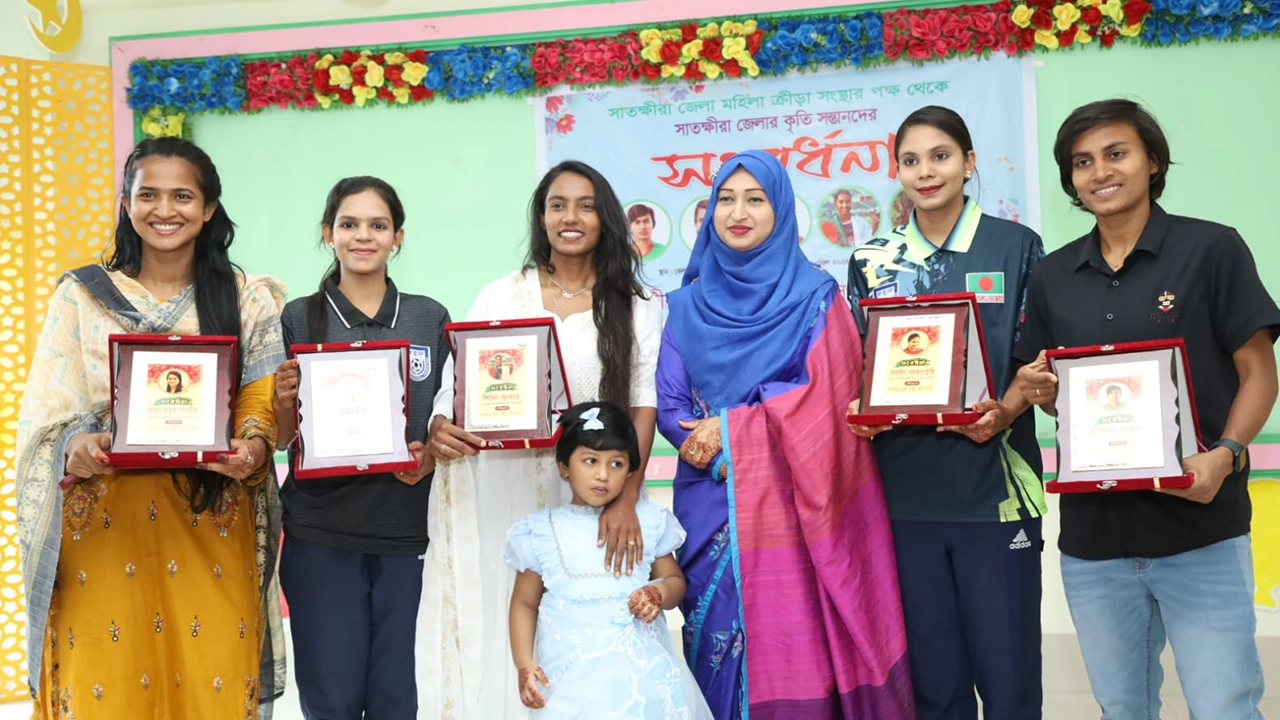 সাতক্ষীরায় দেশসেরা ৫ নারী ক্রীড়াবিদকে সংবর্ধনা দেওয়া হয়। ছবি : কালবেলা