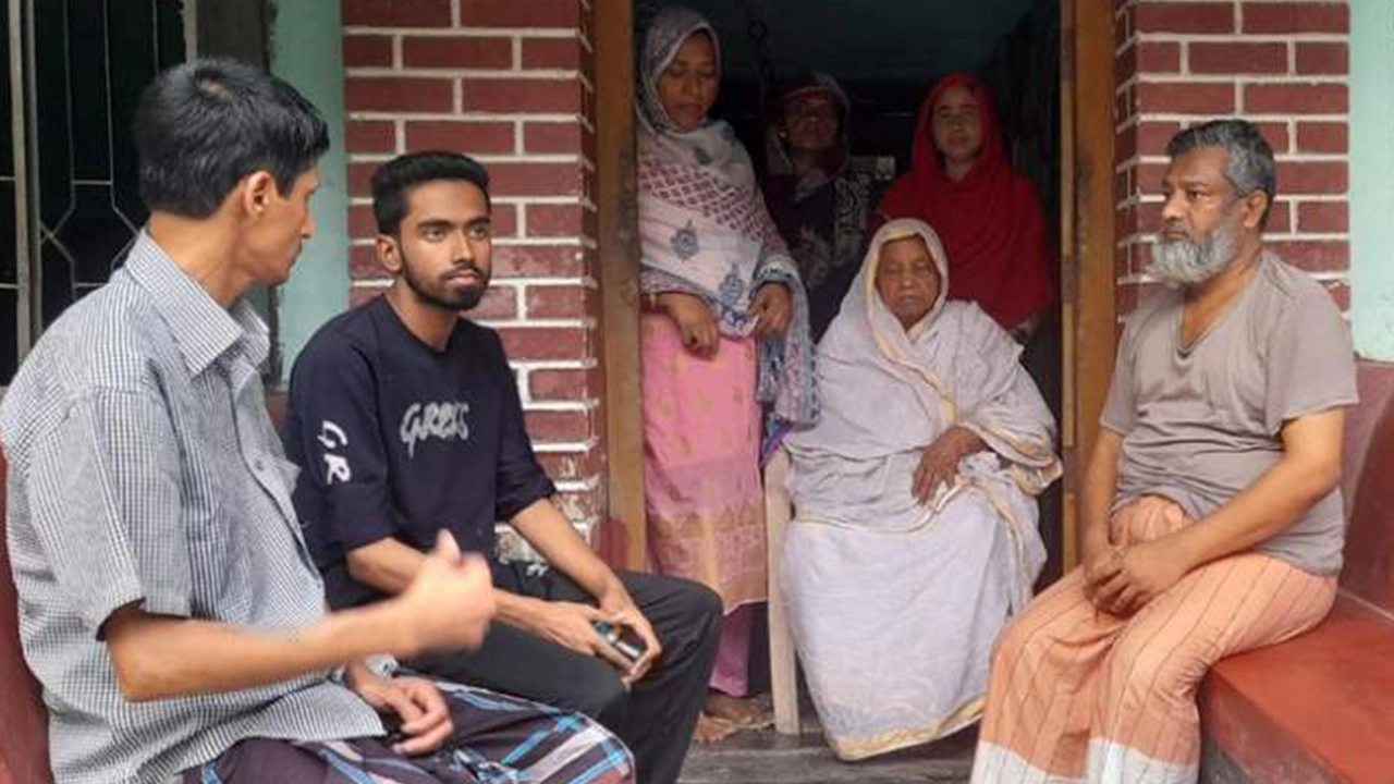 নিহতের বাড়ি স্বজনদের উপস্থিতি। ছবি : কালবেলা