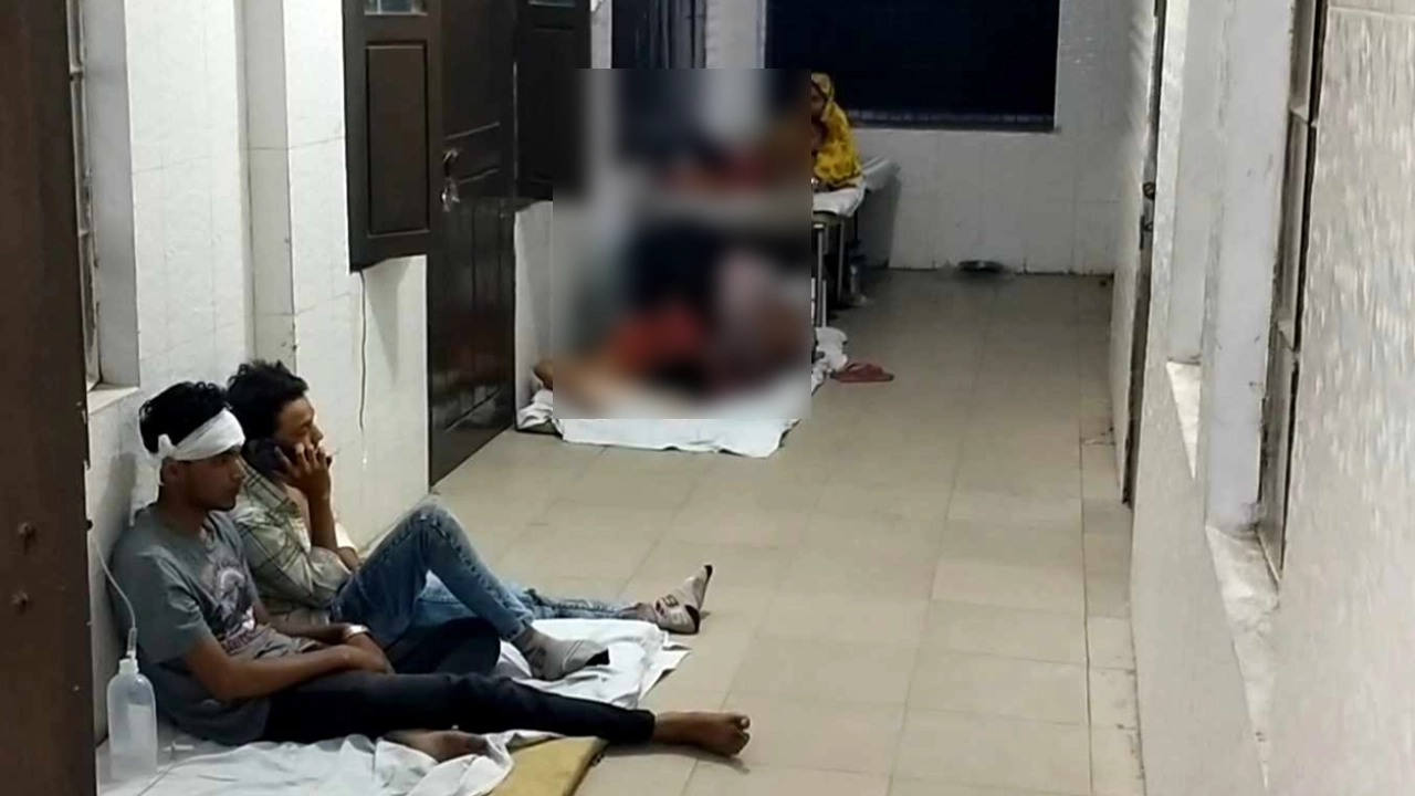 নড়াইলে দুই মোটরসাইকেল সংঘর্ষে আহতরা হাসপাতালে। ছবি : কালবেলা
