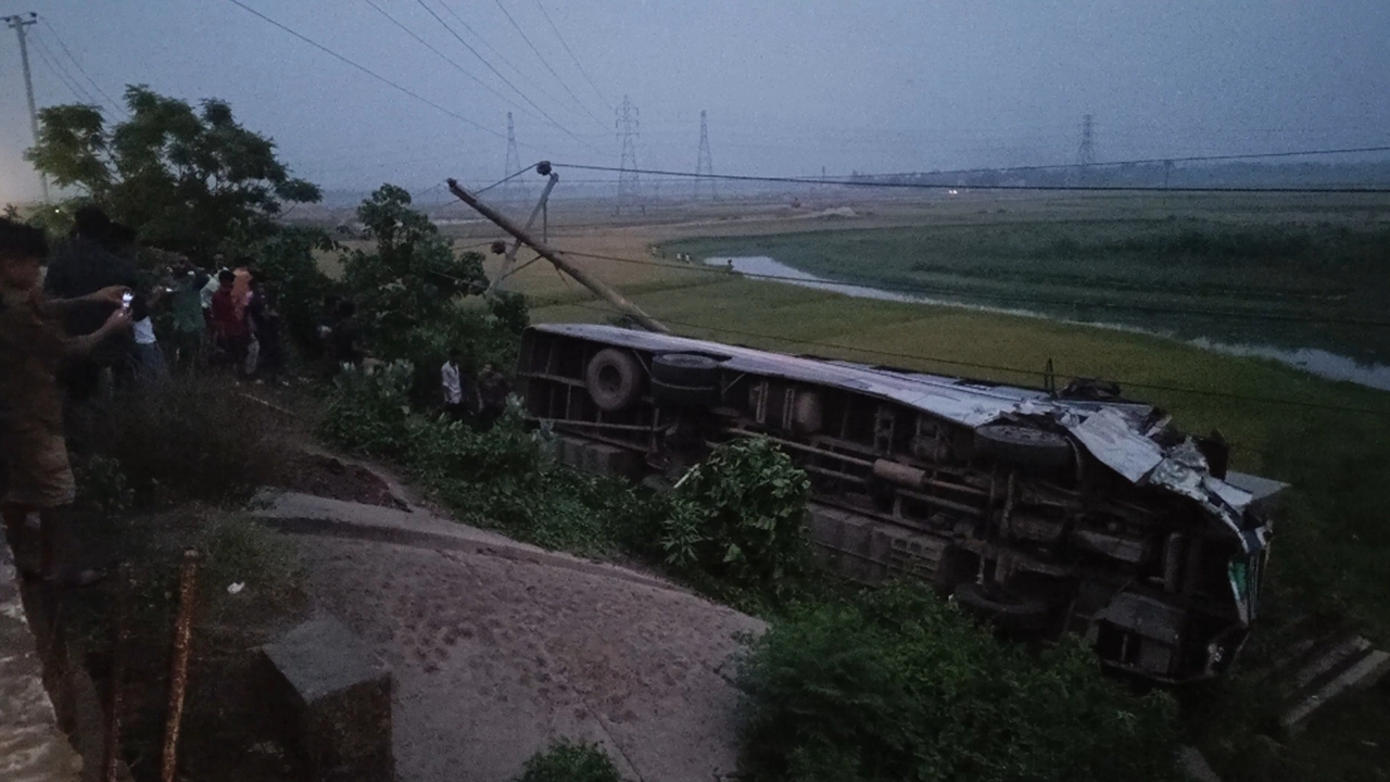 দুর্ঘটনাকবলিত বাস। ছবি : কালবেলা