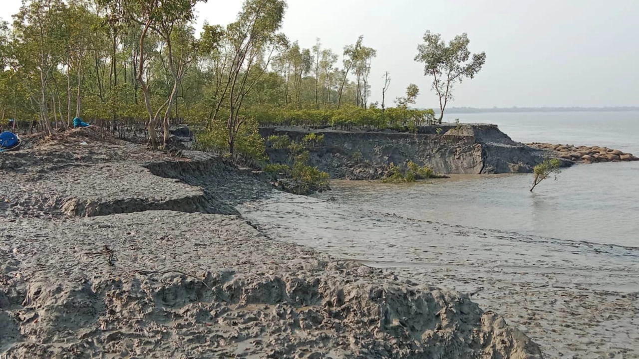 সাতক্ষীরার শ্যামনগরে গাবুরায় নদীরক্ষা বাঁধে ফের ভাঙন। ছবি : কালবেলা