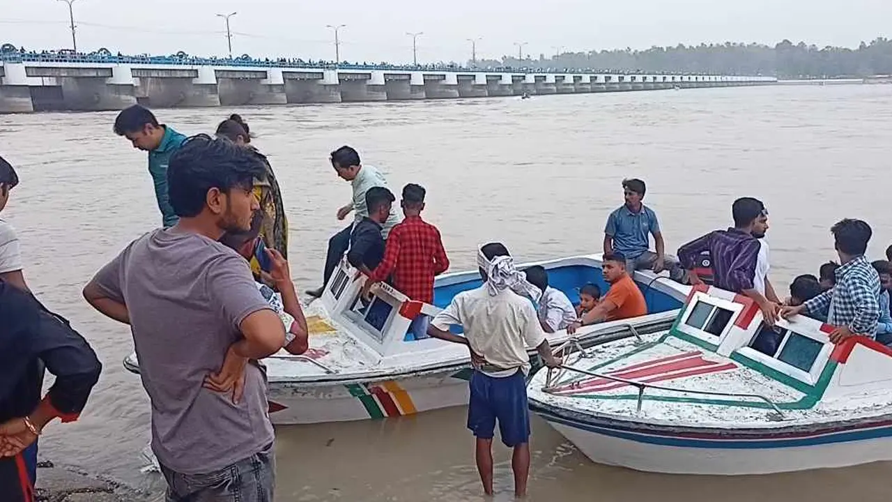 স্পিডবোটে ওঠে তিস্তার বুকে ভাসছেন দর্শনার্থী। ছবি : কালবেলা
