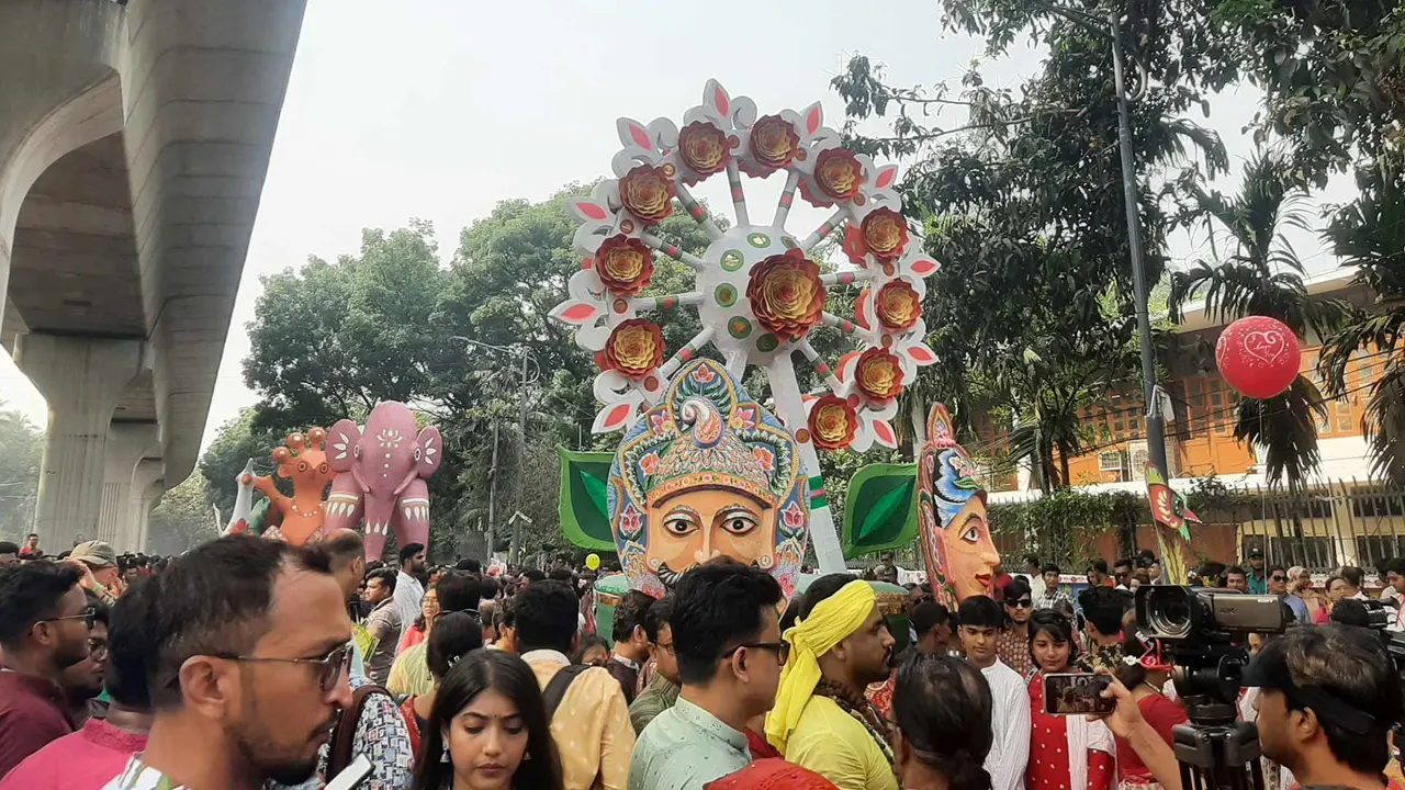 অপশক্তি রুখে দেওয়ার প্রত্যয়ে বৈশাখ বরণে মঙ্গল শোভাযাত্রার আয়োজন করা হয়। ছবি : কালবেলা