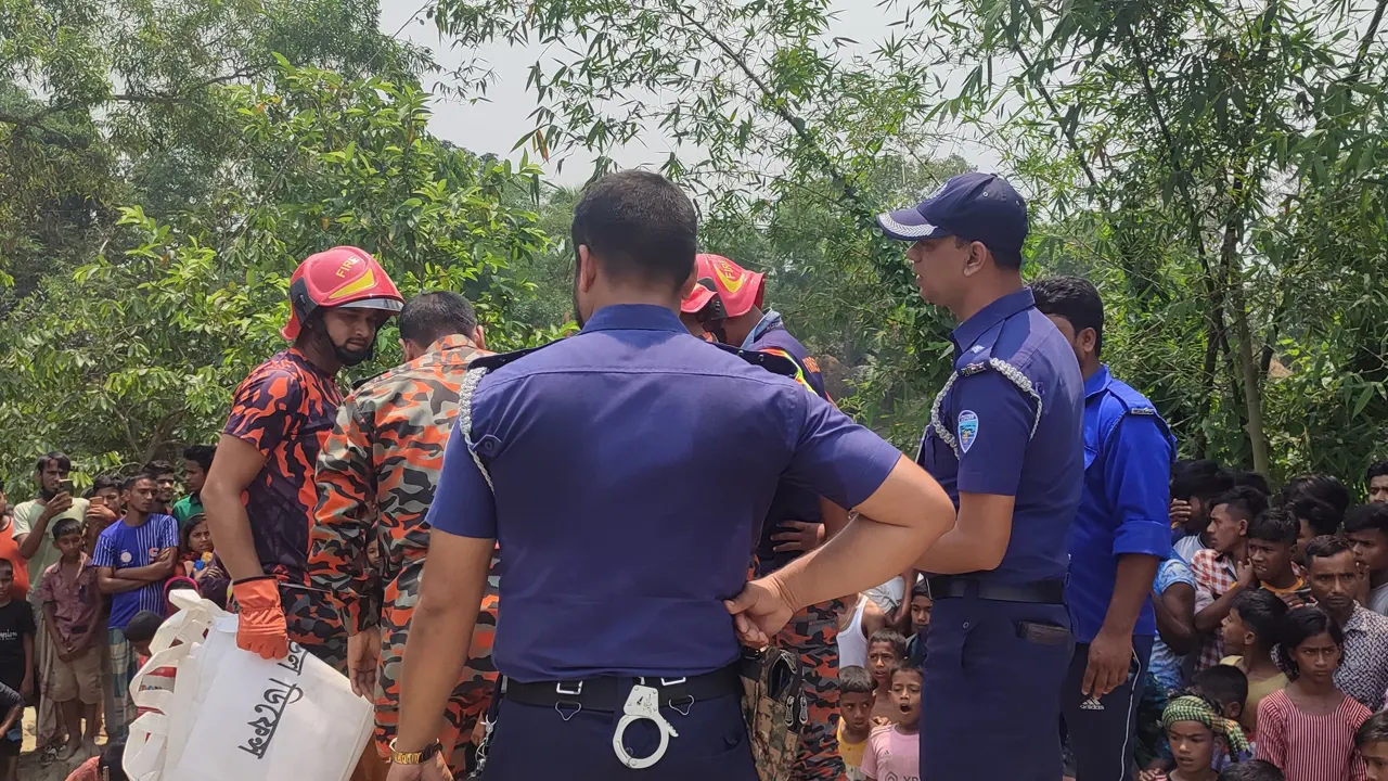 পুলিশ ও ফায়ার সার্ভিসের কর্মীরা এসে মরদেহ তিনটি উদ্ধার করেছে। ছবি : কালবেলা