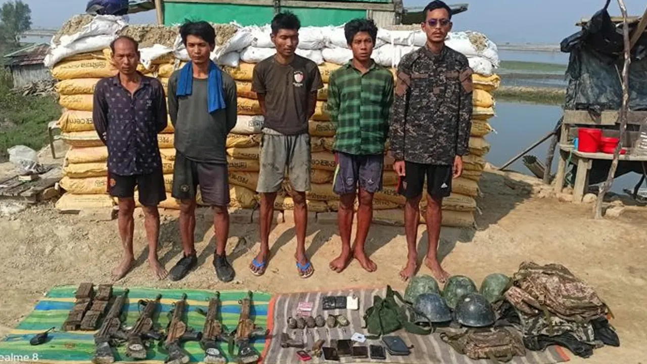 বাংলাদেশে আশ্রয় নেওয়া মিয়ানমার বিজিপির ৯ সদস্যের মধ্যে পাঁচ সদস্য। ছবি : কালবেলা
