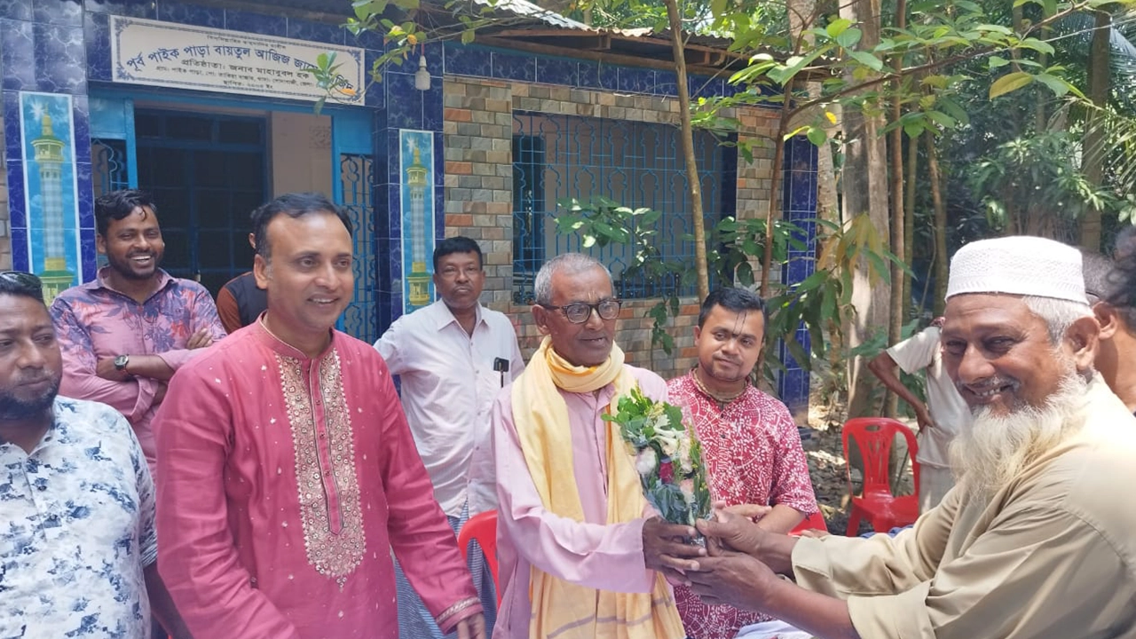 মুসলিম পরিবারকে কবরের জমি দান করায় হিন্দু পরিবারকে ফুলেল শুভেচ্ছা প্রদান। ছবি : কালবেলা