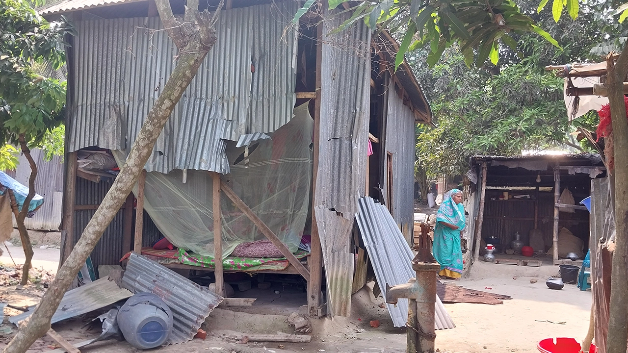 গোপালগঞ্জে সংঘর্ষে ভাঙচুরকৃত বাড়িঘর। ছবি : কালবেলা
