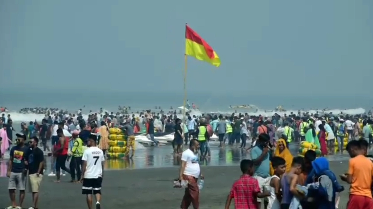 কক্সবাজার সমুদ্রসৈকতে পর্যটকদের ভিড়। ছবি : কালবেলা