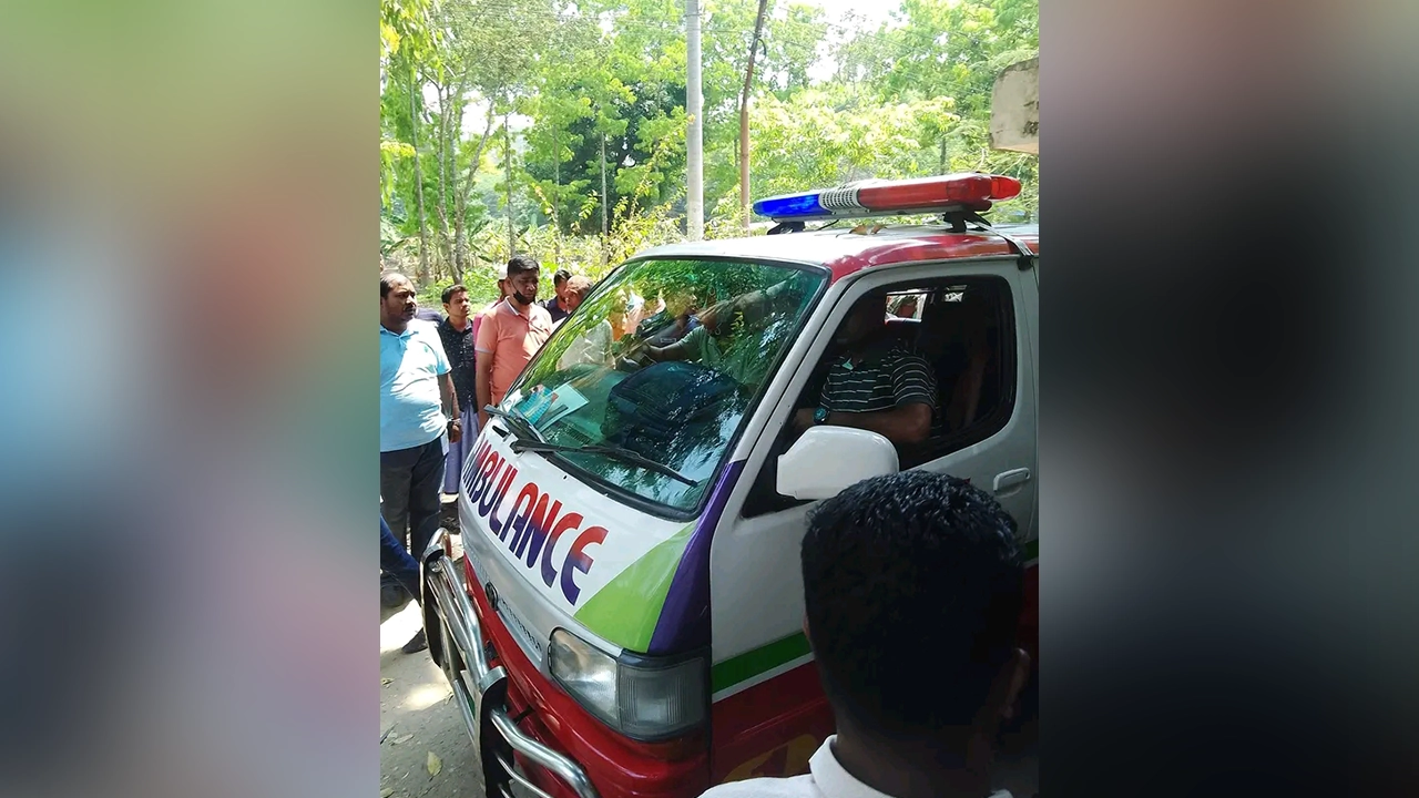 আহত পুলিশ সদস্যকে হাসপাতালে নেওয়া হচ্ছে। ছবি : কালবেলা