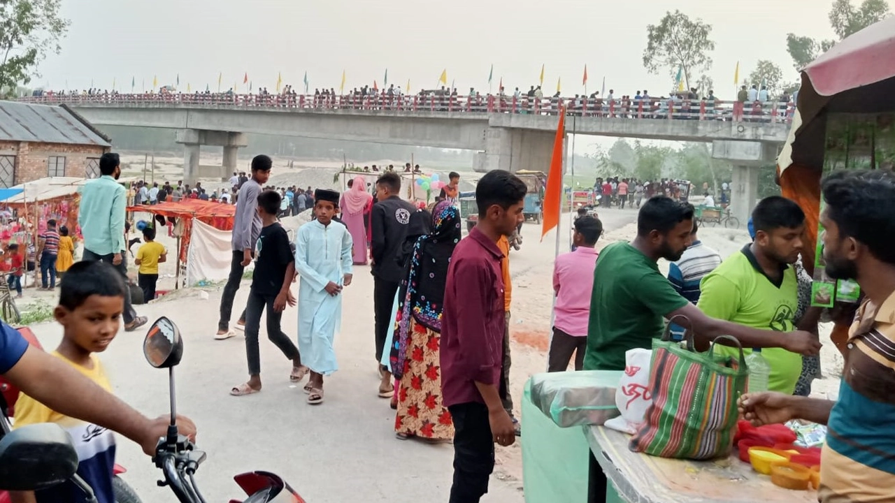 পাটগ্রামের কাউয়ামারী এলাকার ধরলা সেতু স্পটে পর্যটকের ঢল। ছবি : কালবেলা