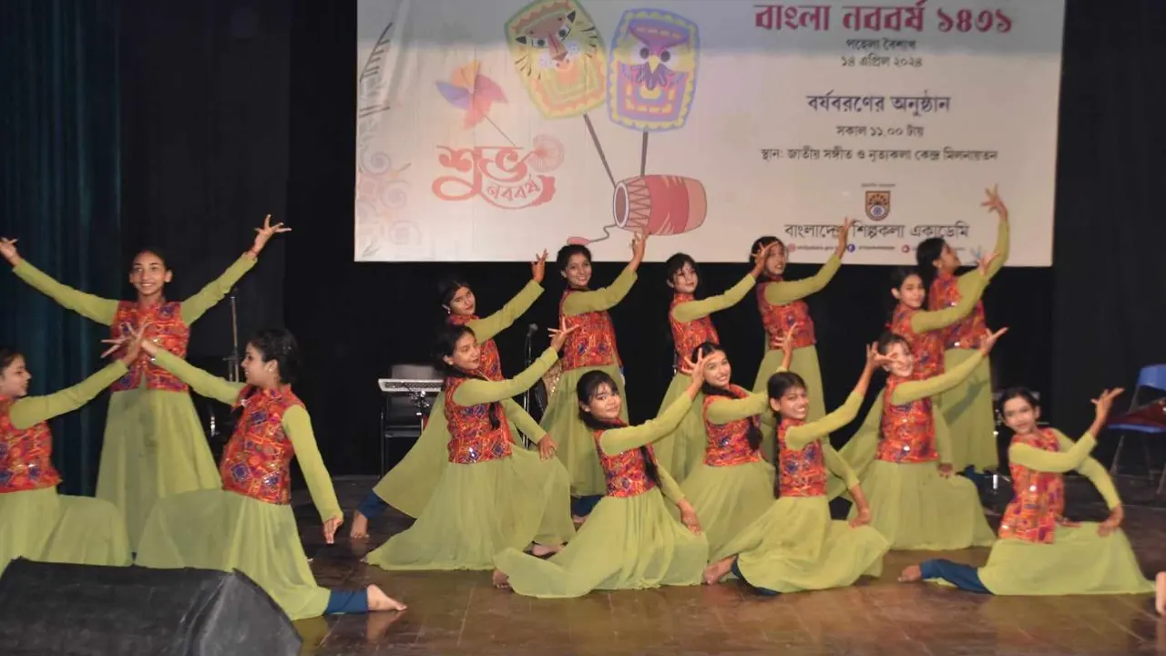 শিল্পকলা একাডেমির আয়োজনে নৃত্যকলা কেন্দ্র মিলনায়তনে বর্ষবরণ। ছবি : কালবেলা