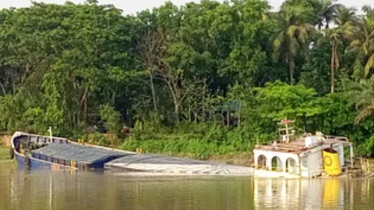 যশোরের অভয়নগরে ভৈরব নদে কয়লাবোঝাই একটি কার্গো জাহাজডুবি। ছবি : কালবেলা