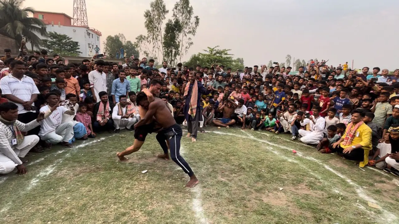 আনোয়ারায় বৈশাখী মেলায় বলিকুস্তি। ছবি : কালবেলা